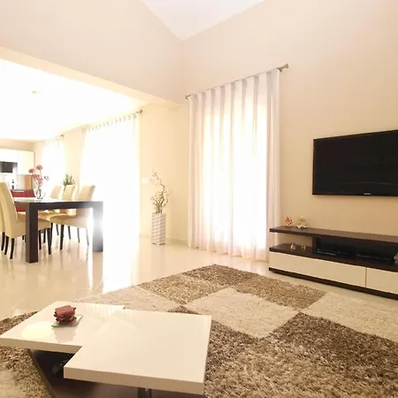 Ferienhaus Mit Privatpool Fuer 6 Personen Ca 130 Qm In Kosinozici, Porec, Istrien Istrische Riviera *
