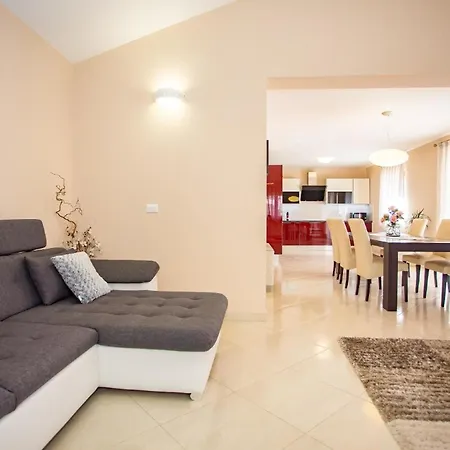 Ferienhaus Mit Privatpool Fuer 6 Personen Ca 130 Qm In Kosinozici, Porec, Istrien Istrische Riviera Poreč