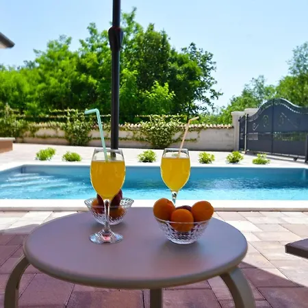 Mit Privatpool Fuer 6 Personen Ca 130 Qm In Kosinozici, Porec, Istrien Istrische Riviera
