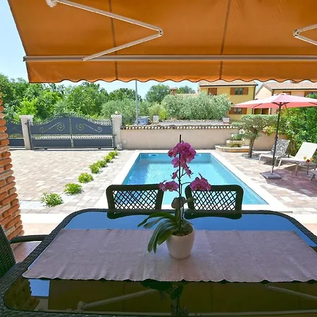 Mit Privatpool Fuer 6 Personen Ca 130 Qm In Kosinozici, Porec, Istrien Istrische Riviera Ferienhaus