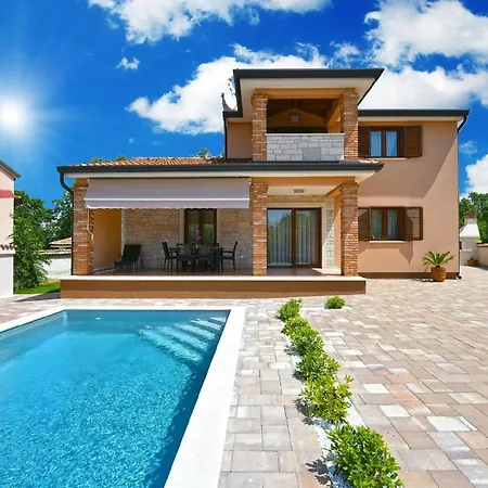 Mit Privatpool Fuer 6 Personen Ca 130 Qm In Kosinozici, Porec, Istrien Istrische Riviera Ferienhaus *